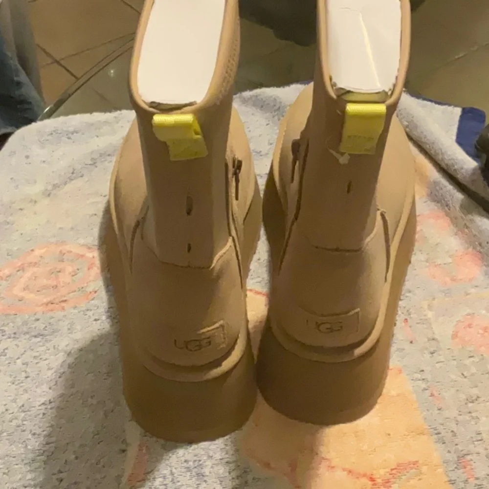 UGG Platform Boots in Sand Size 10, NWT - Picture 2 of 16